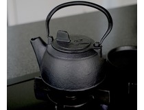 Rustikální litinová čajová konvice Camp Chef